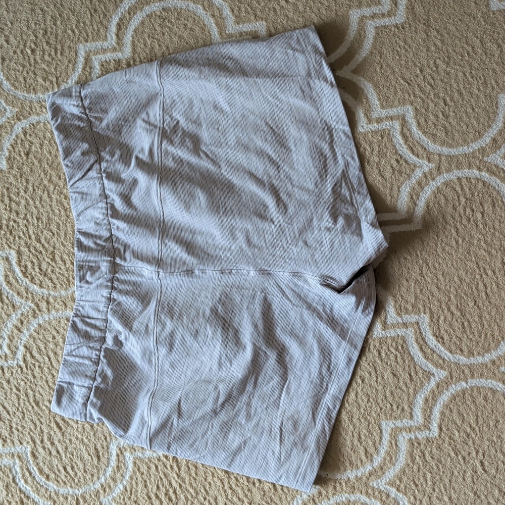 Lululemon On The Fly Short 2.5" EUC - Picture 3 of 6